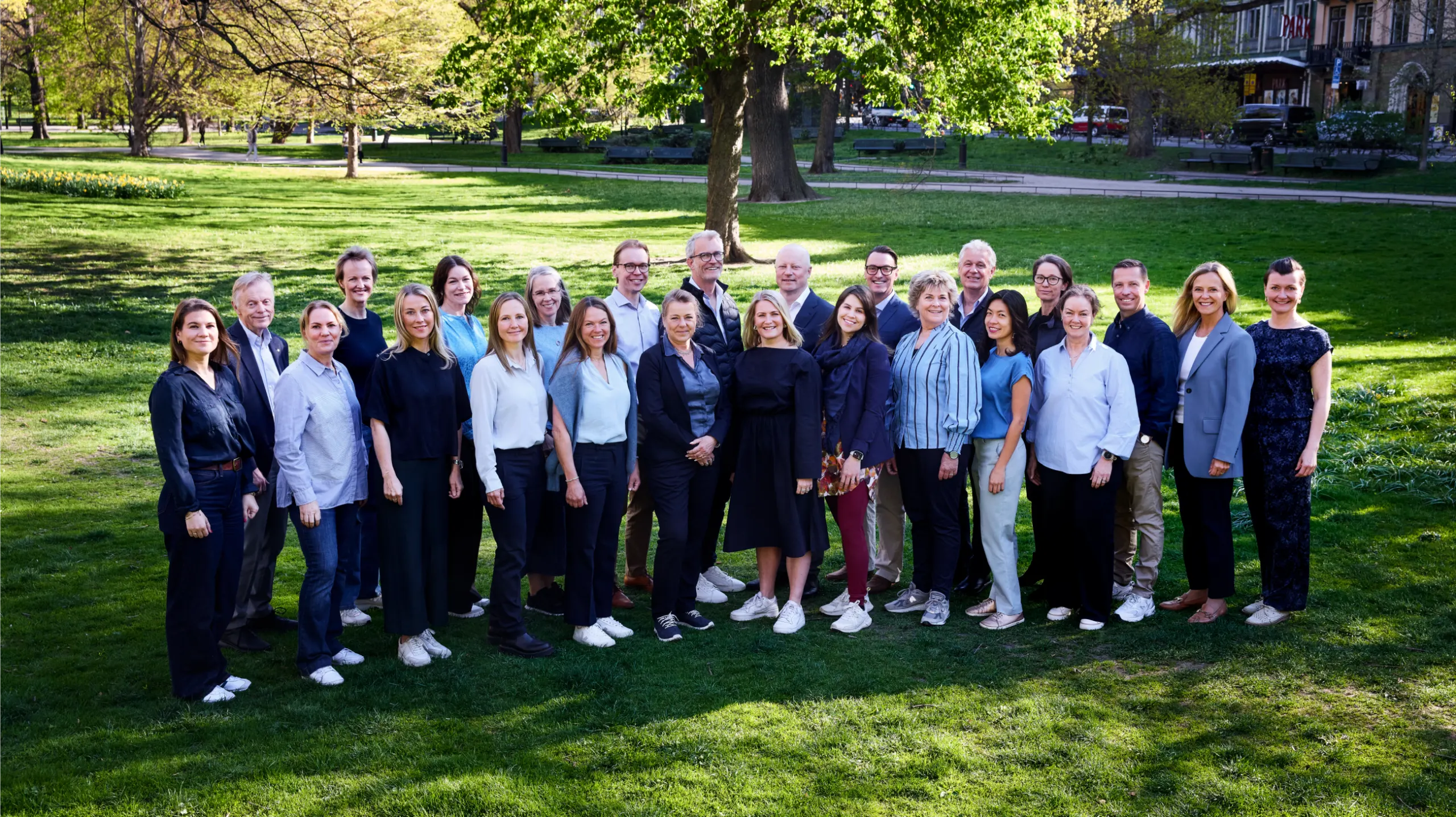Bilden visar medarbetarna på BioArctic och Eisai som tillsammans står uppradade utomhus på gräset.